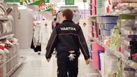 Vartija kävelee kaupan käytävällä.