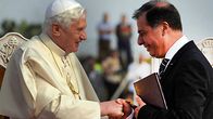 Paavi Benedictus XVI ja Maltan presidentti George Abela kättelevät.