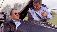 Ehud Barak istuu hävittäjäkoneen ohjaamossa
