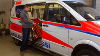 Yksityisen sairaankuljetusyrityksen ambulanssi