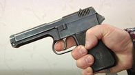 Musta tsekkoslovakialainen 9mm CZ-puoliautomaattipistooli.