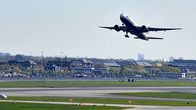 British Airwaysin kone nousee Heathrown kentältä