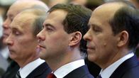 FSB:n johtaja Alexander Bortnikov (oik.) seisoi rintarinnan presidentti Medvedevin ja pääministeri Putinin kanssa turvallisuuspalvelun juhlatilaisuudessa joulukuussa 2009.