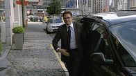 Valtionvarainministeri Jyrki Katainen nousee autosta