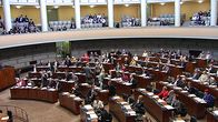 Kansanedustajia eduskunnan istuntosalissa.