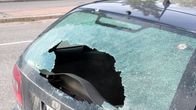 Autosta on rikottu takalasi.