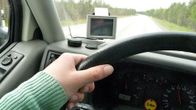 Käsi pitää kiinni ratista.