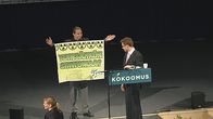 Mielenosoittaja ja Jyrki Katainen lavalla