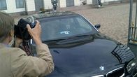 Pääministeri Matti Vanhasen virka-auto, jonka tuulilasissa on tarra, jossa lukee "ohi on 7".