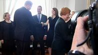 Presidentti Tarja Halonen ja entinen pääministeri Matti Vanhanen kättelivät uuden hallituksen valtioneuvoston salissa.