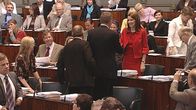 Väistynyt pääministeri Matti Vanhanen onnittelee Mari Kiviniemeä