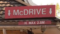 McDrive-kyltti McDonald'sin rakennuksessa.