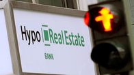 Punainen valo jalankulkijoille, taustalla Hypo Real Estate -pankin logo