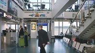 Ihmisiä lentokentällä