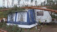 Myrskytuulen kaatamia puita asuntovaunun päällä