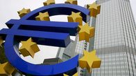 Euro-aiheinen veistos EKP:n pääkonttorin edessä.