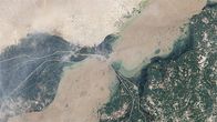 Nasan Landsat 5 -satelliitin 12. elokuuta 2010 ottama kuva tulvivasta Indus-joesta.