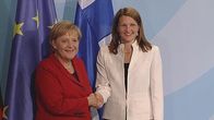 Saksan liittokansleri Angela Merkel ja pääministeri Mari Kiviniemi kättelevät ja hymyilevät.