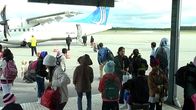 Kuvassa burmalaisia pakolaisia nousemassa lentokoneesta