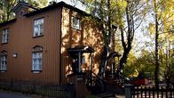 Puinen neljän asunnon talo Helsingin Puu-Käpylässä.
