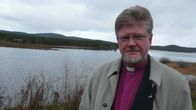 Piispa Samuel Salmi Inarijärven rannalla.