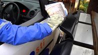 Postia jaetaan autosta laatikkoon.