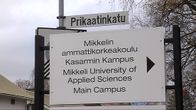Mikkelin ammattikorkeakoulun Kasarmin Kampuksen kyltti.