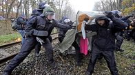 Mielenosoittajat ja poliisi ottavat yhteen Leitstadessa Saksassa