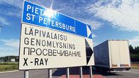 Rekka ohittaa opastekyltin itärajalla.