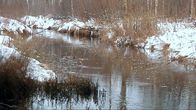 Marraskuinen Jukajoki virtaa.