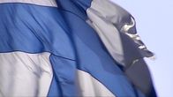 Suomen lippu liehuu.