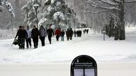 miehiä kävelemässä lumisella tiellä Panssariprikaatiin