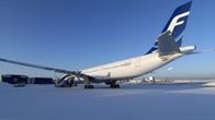 Finnairin Airbus kentällä.