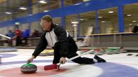 Markku Uusipaavalniemi liukuu curlingjäällä.