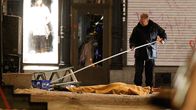 Poliisi suorittaa teknistä rikostutkintaa räjähdyspaikalla Tukholmassa 11. joulukuuta vuonna 2010. Iskun tekijä maassa peiteltynä.