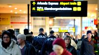 Ruotsalaiset poliisit partioivat Tukholman päärautatieasemalla.