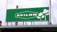 Avilon-kyltti tehtaan portilla
