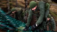 Ruotsin armeijan sotilaat harjoittelevat metsässä