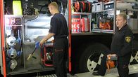 Tuliterä pelastusauto välineineen Turengin paloasemalla.