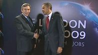 Gordon Brown ja Barack Obama kättelevät.