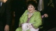 Elizabeth Taylor poistumassa pyörätuolilla CNN:n tiloista.