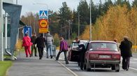 Venäläisiä turisteja menossa Suomen tulliin Niiralan raja-asemalla.