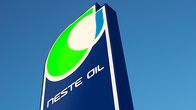 Neste Oilin toteemi tankkausaseman yhteydessä.