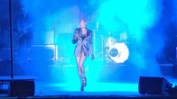 Grace Jones astelee lavalla korkeilla koroillaan.