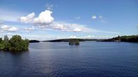 Suomen kesäinen järvimaisema.