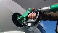 Bensaa tankataan auton tankkiin
