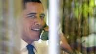 Obama puhui puhelimessa Valkoisen talon työhuoneessaan saatuaan Nobelin rauhanpalkinnon.