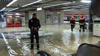 Metron laituritasolla on vettä useita senttejä.