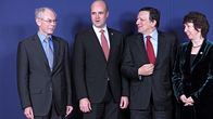 Ryhmäkuvassa poseeraavat Herman Van Rompuy, Fredrik Reinfeldt, Jose Manuel Barroso ja Catherine Ashton.