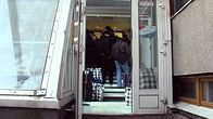 Turvapaikanhakijoita laukkuineen helsinkiläisen vastaanottokeskuksen aulassa. turvapaikanhakijat maahanmuuttajat helsinki